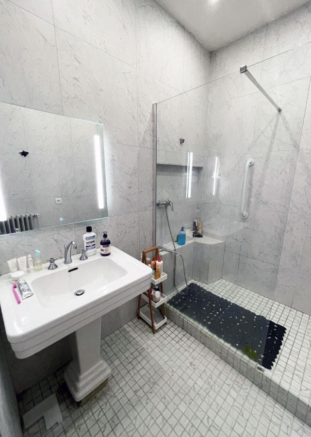 Beautiful Flat In The Center Of 6 Th District Parigi